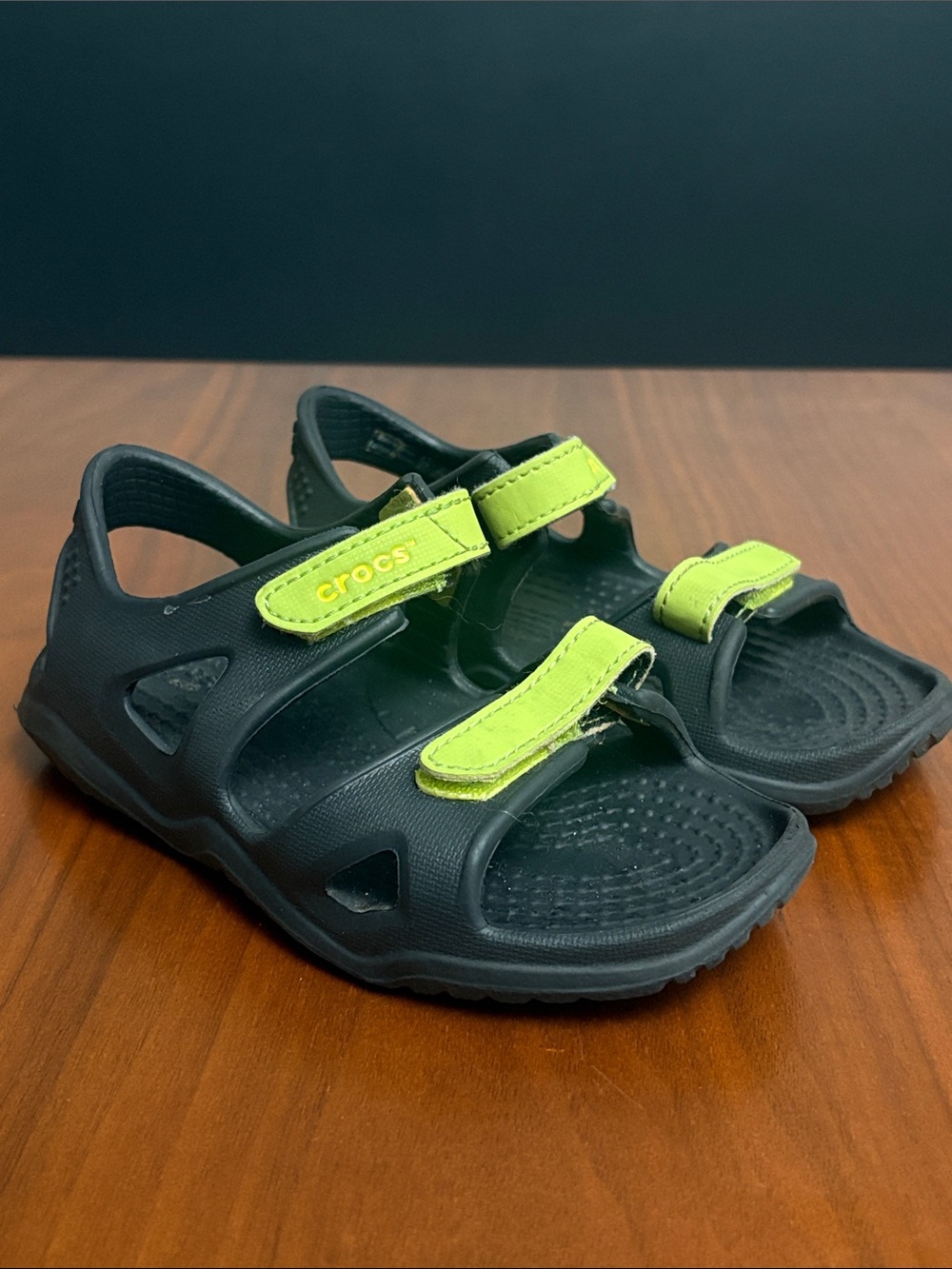 C rocs Kids' Boys and Girls Swiftwater River Sandal, size 8